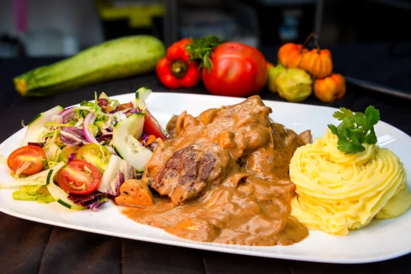Lomito en salsa de hongos puré & ensalada