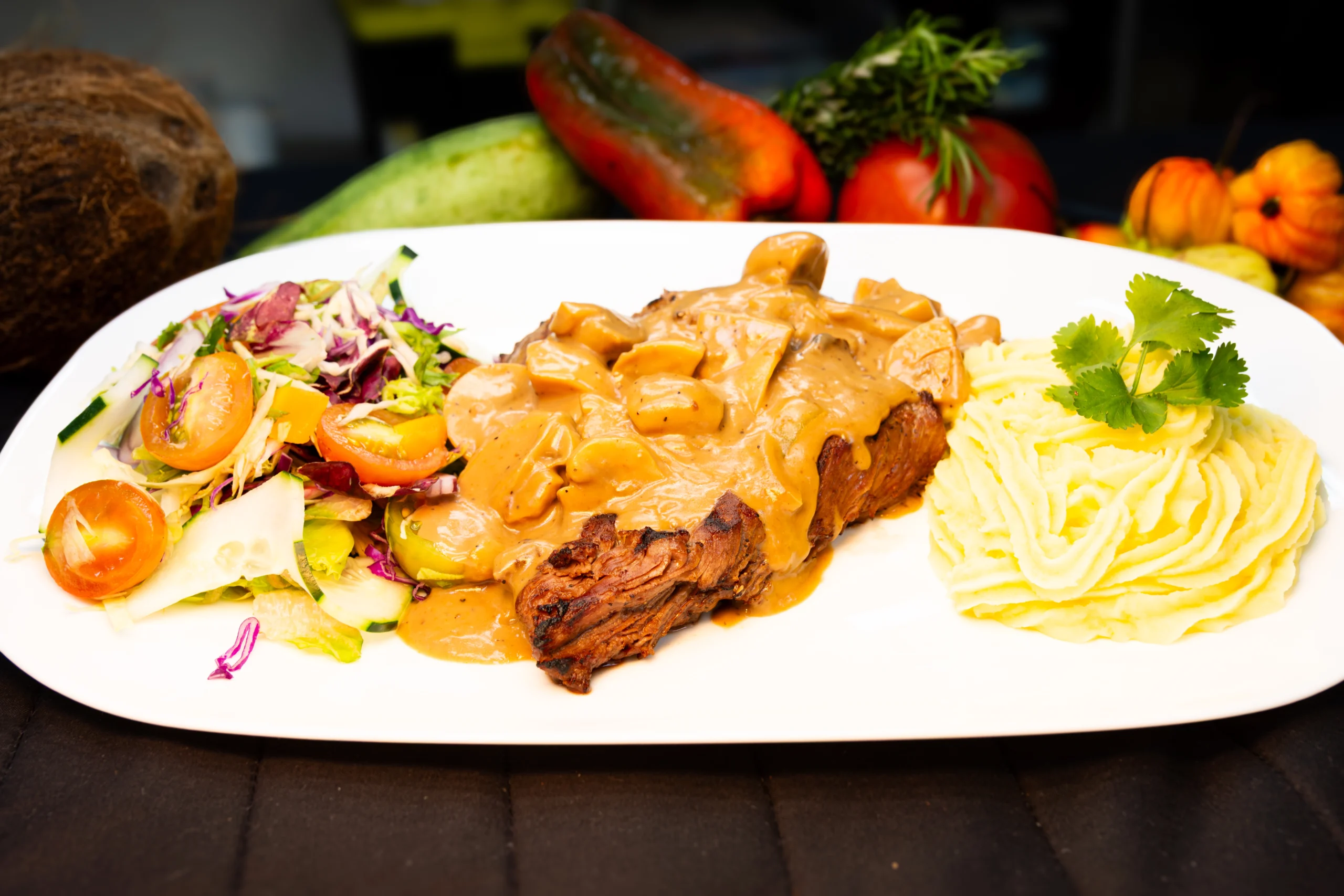 Lomito en salsa de hongos puré & ensalada - Imagen 2