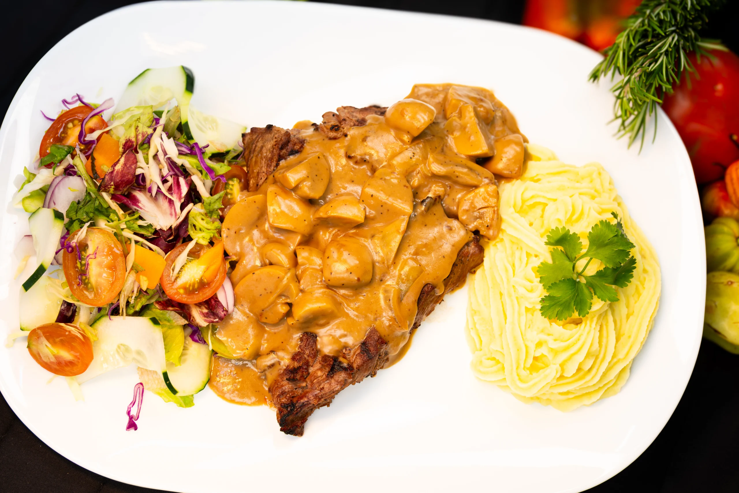 Lomito en salsa de hongos puré & ensalada - Imagen 3