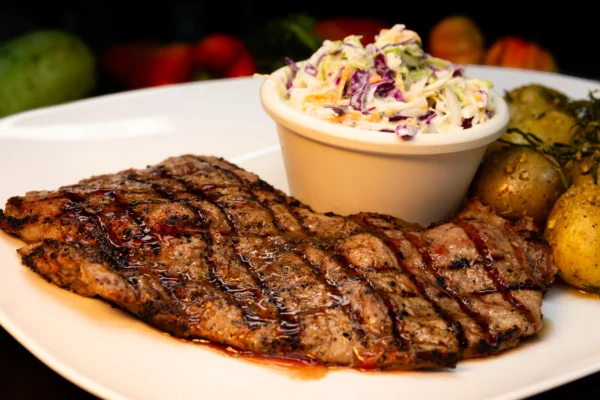 Ribeye Steak con ensalada & papas salteadas