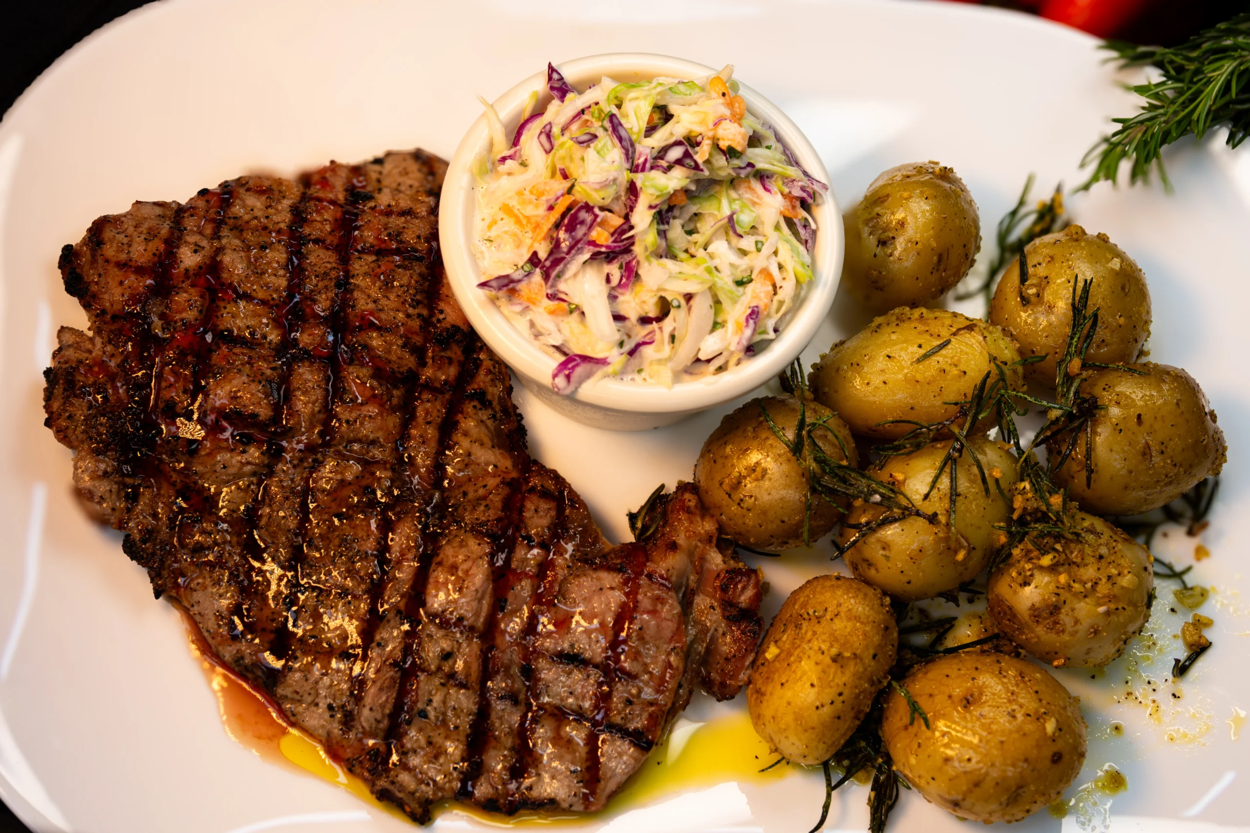 Ribeye Steak con ensalada & papas salteadas - Imagen 3